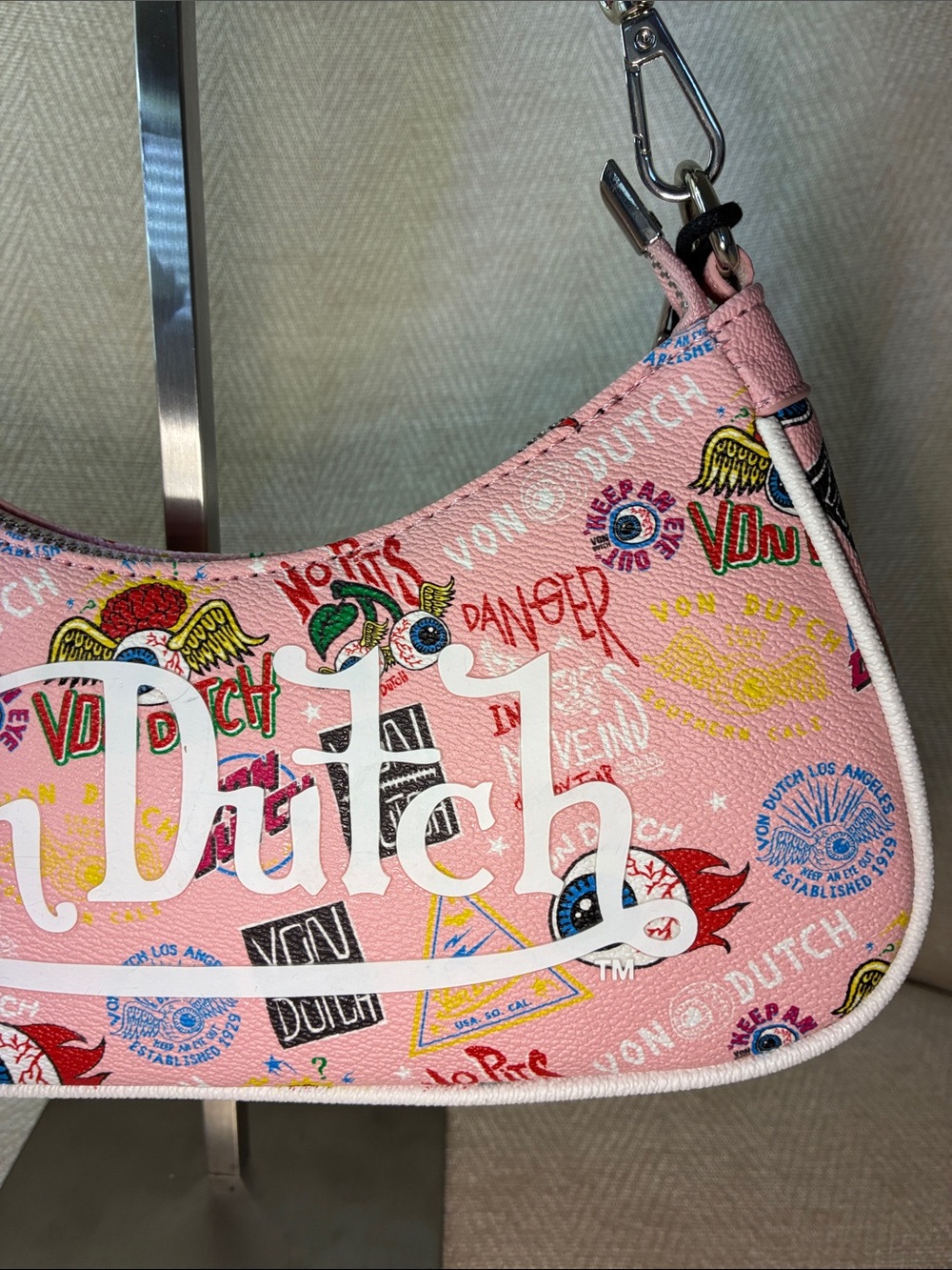 Von Dutch Pink Graphic Logo Shoulder Bag with Chain Detail - Picture 9 of 12